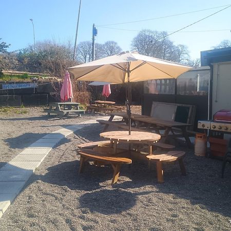 Matty'S Pub - Apartment'S 칼로 외부 사진